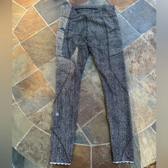 Lululemon Tight Stuff Tight II Leggings 25” Black and White - Picture 2 of 4